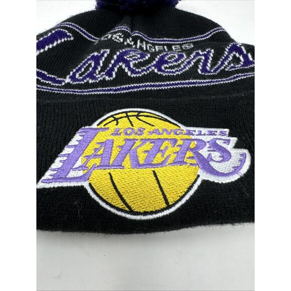 MENS MITCHELL & NESS NBA SCRIPT POM BEANIE HWC LAKERS - BLACK - Picture 2 of 6
